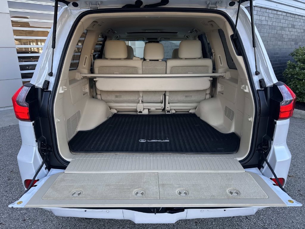 Used 2021 Lexus LX 570 4WD w/ Luxury Package image 5