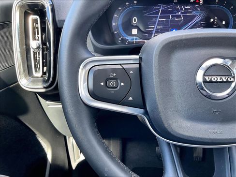Used 2025 Volvo XC40 B5 Plus image 21