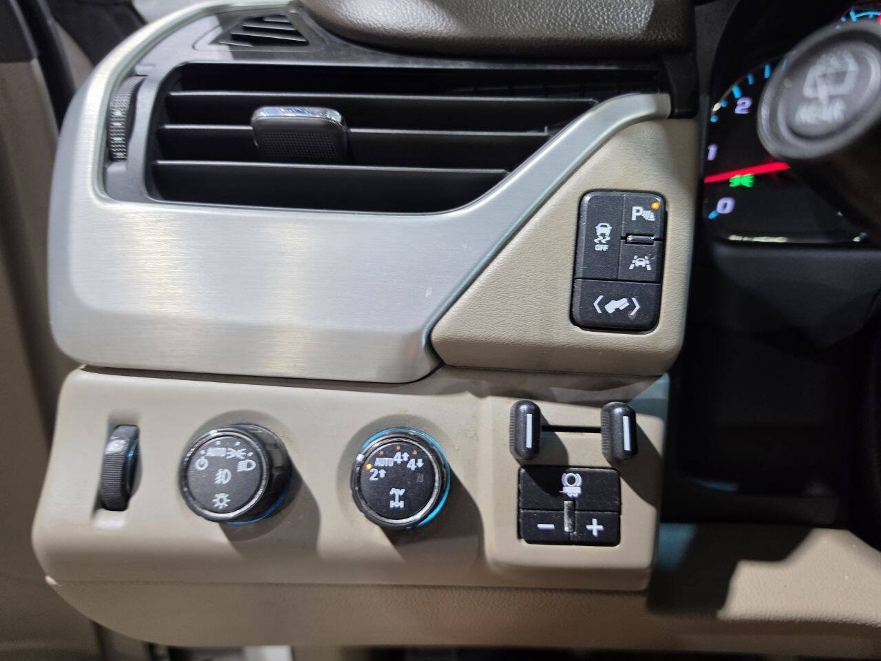 Used 2018 GMC Yukon XL SLT w/ Premium Edition AWD/4WD image 40