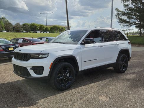 New 2025 Jeep Grand Cherokee Altitude image 1