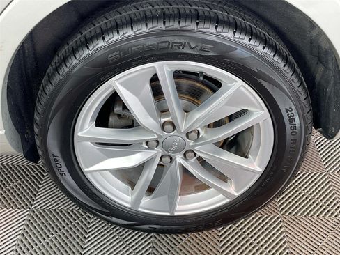 Used 2018 Audi Q3 2.0T Premium Plus w/ Premium Plus Package AWD/4WD image 33