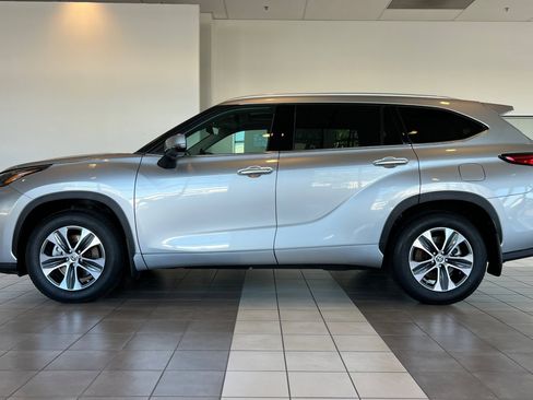 Certified 2022 Toyota Highlander XLE image 7