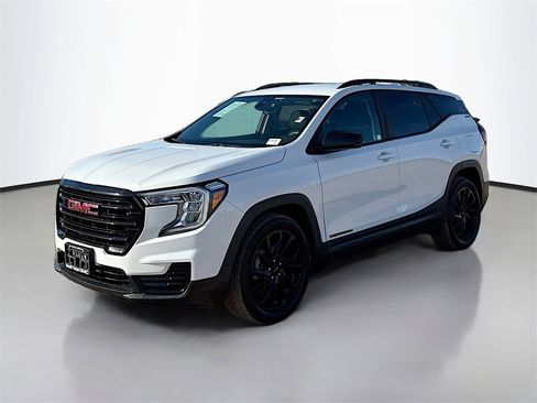 Used 2023 GMC Terrain SLE w/ Driver Convenience Package image 3