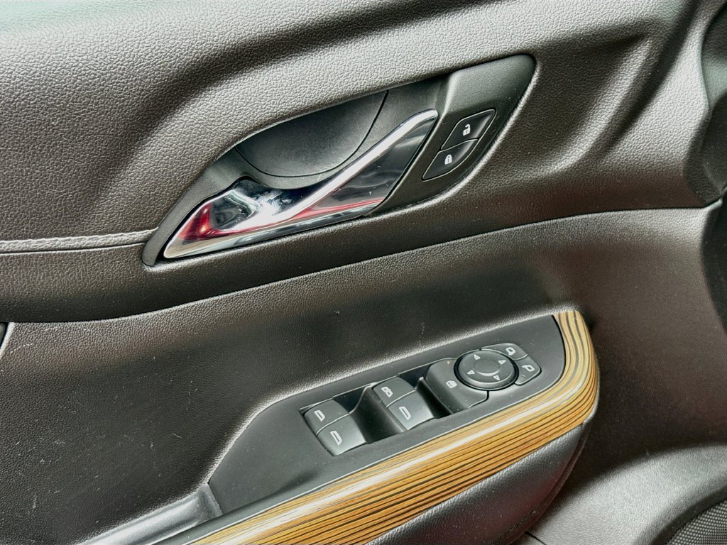 Used 2023 GMC Acadia SLE FWD image 17