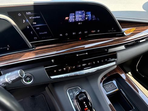 Used 2023 Cadillac Escalade ESV Premium Luxury AWD/4WD image 17