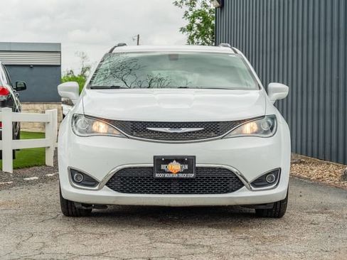 Used 2019 Chrysler Pacifica Touring-L image 9