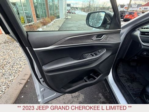 Used 2023 Jeep Grand Cherokee L Limited w/ Luxury Tech Group II image 16