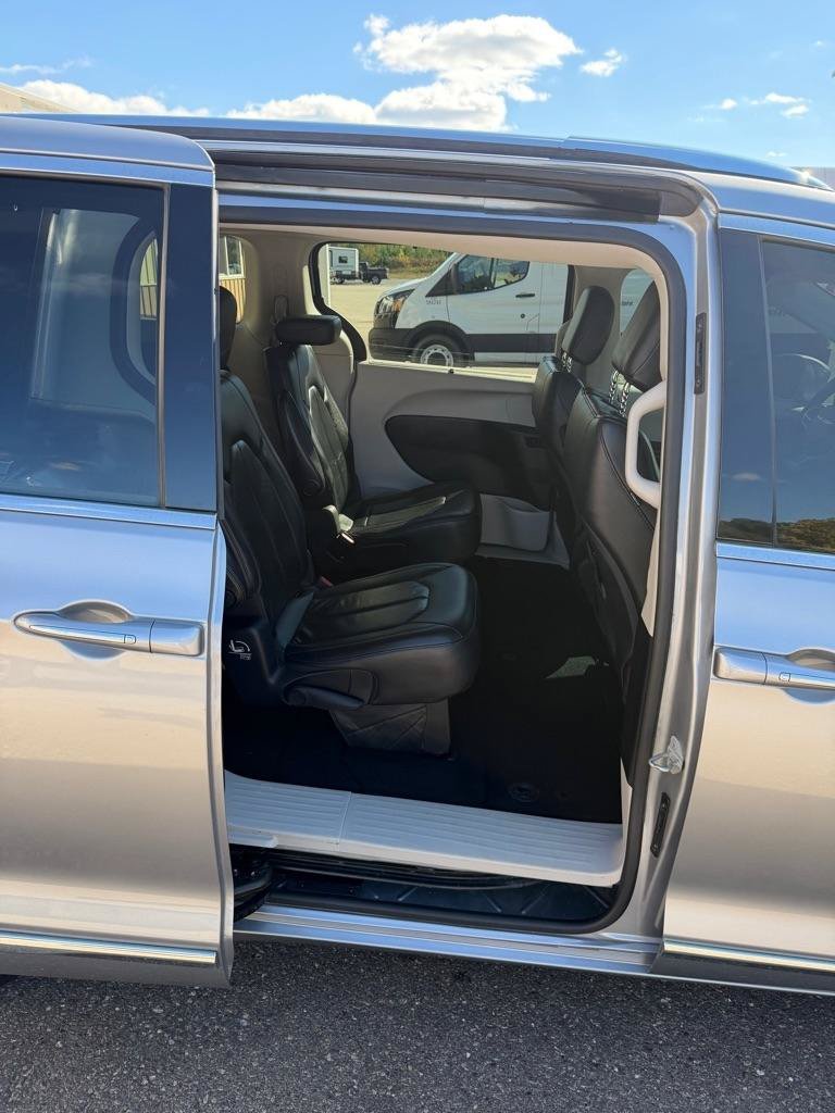 Used 2019 Chrysler Pacifica Touring-L FWD image 17