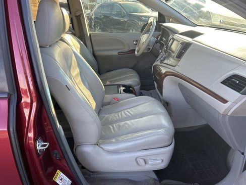 Used 2013 Toyota Sienna XLE image 27