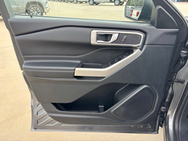 Used 2023 Ford Explorer XLT w/ Equipment Group 202A AWD/4WD image 17