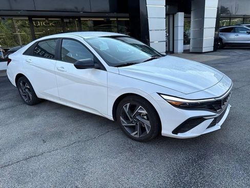 Used 2025 Hyundai Elantra SEL FWD image 7