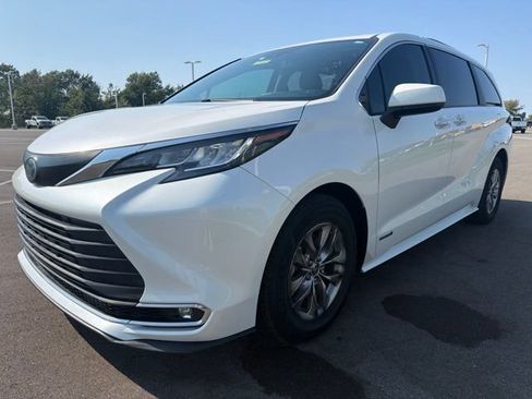 Used 2021 Toyota Sienna XLE FWD image 2
