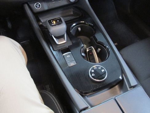 Used 2023 Nissan Rogue S image 37