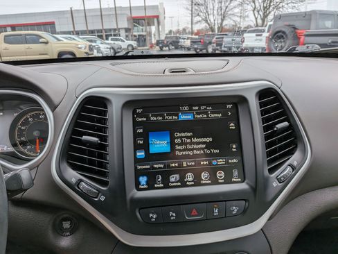 Used 2018 Jeep Cherokee Overland w/ Technology Group image 17