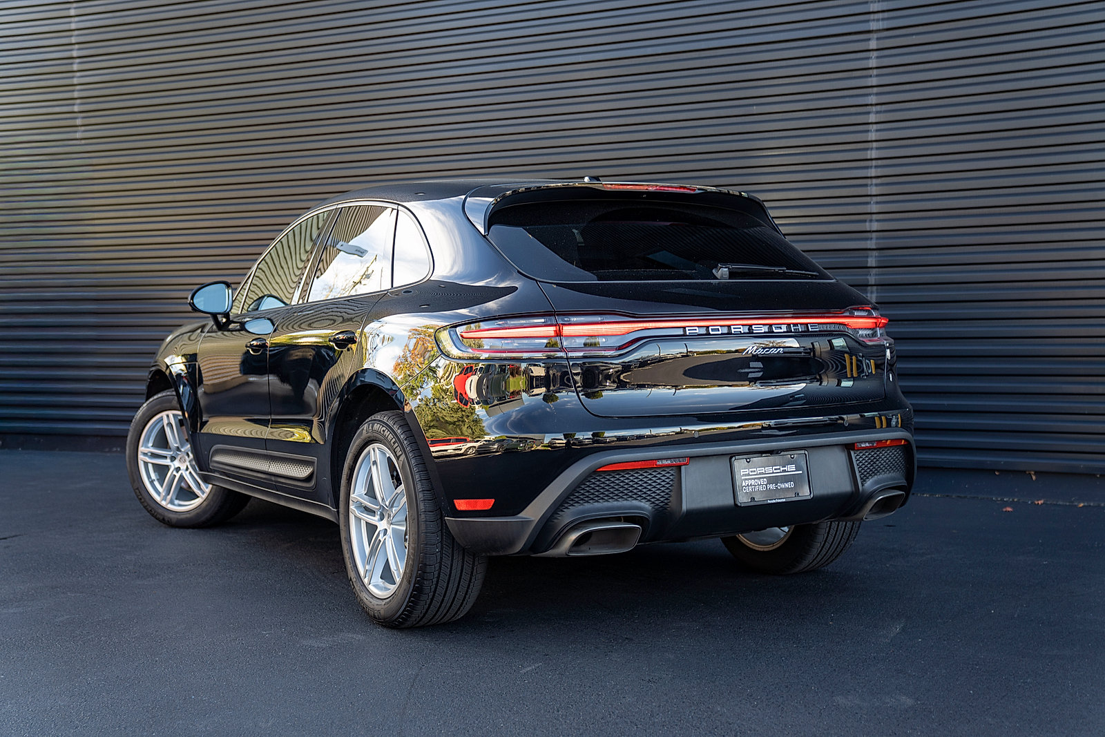 Certified 2026 Porsche Macan AWD/4WD image 3