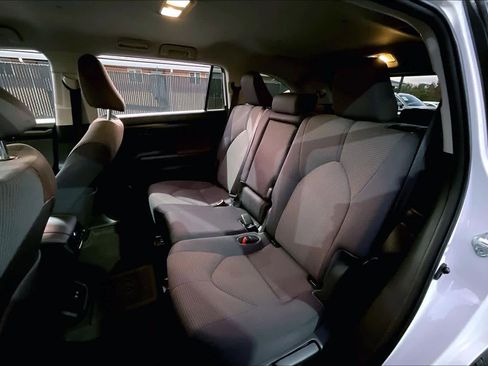 Used 2021 Toyota Highlander L image 28
