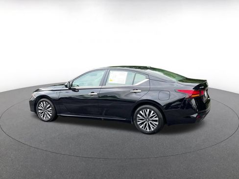 Used 2025 Nissan Altima 2.5 SV FWD image 10