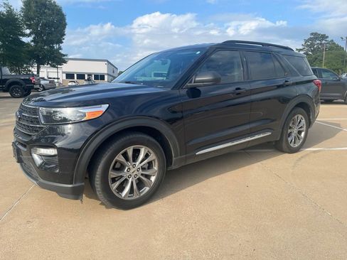 Used 2021 Ford Explorer XLT w/ Equipment Group 202A RWD image 1