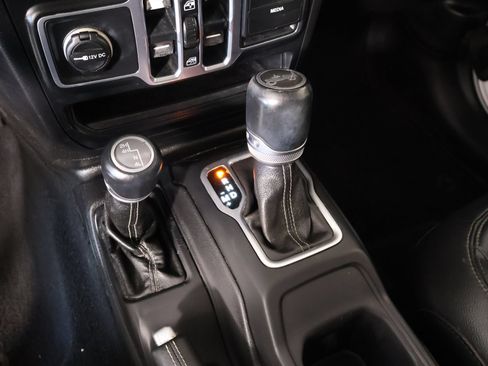 Used 2018 Jeep Wrangler Unlimited Sahara AWD/4WD image 9