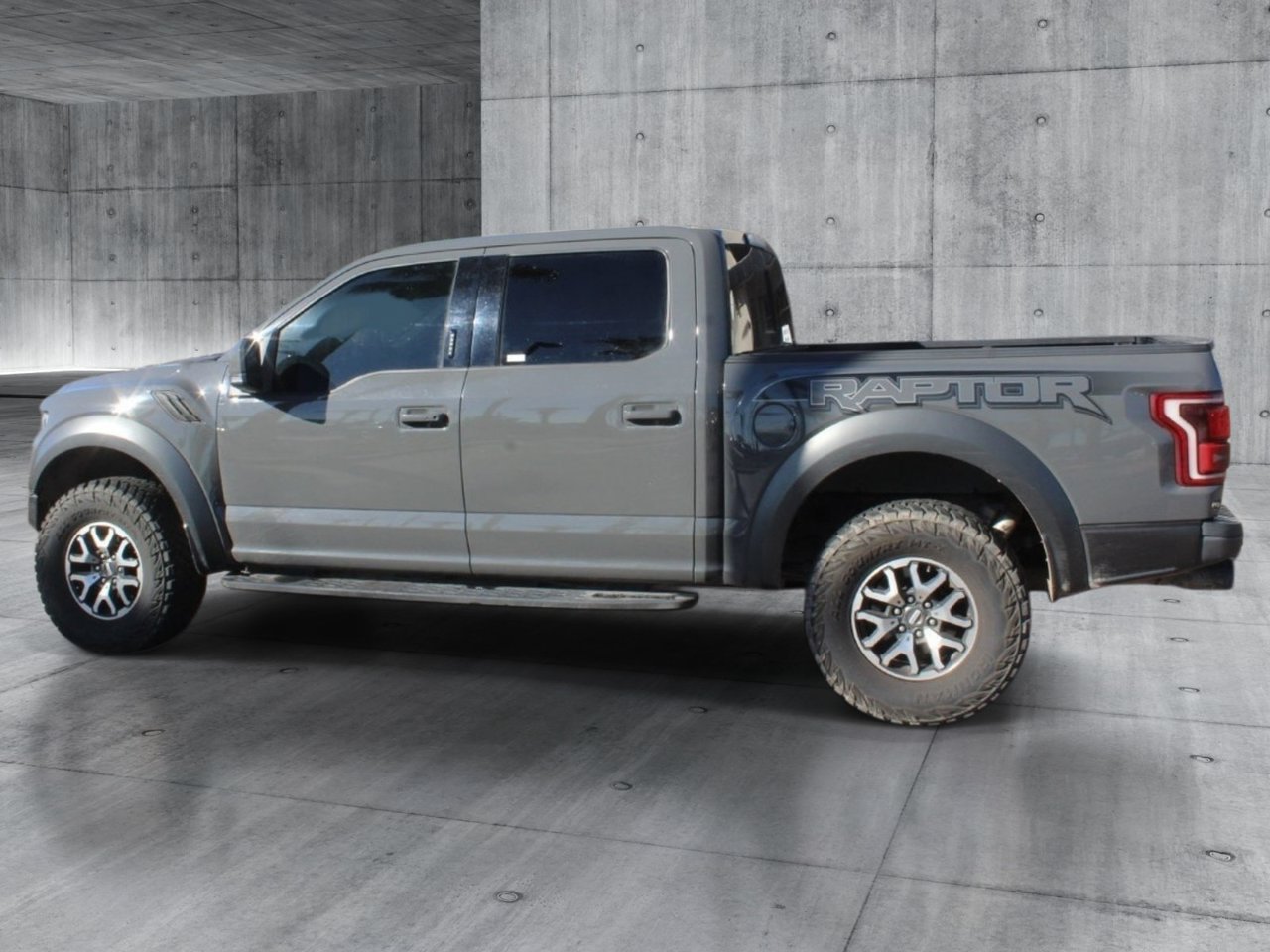 Used 2018 Ford F150 Raptor w/ Equipment Group 802A Luxury AWD/4WD image 23