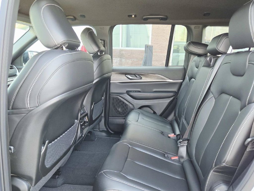 Certified 2025 Jeep Grand Cherokee Limited w/ Black Appearance Package AWD/4WD image 14