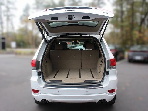 Used 2017 Jeep Grand Cherokee Overland image 8