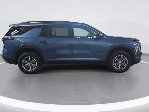 Used 2025 Chevrolet Traverse LT w/ Driver Confidence Package AWD/4WD image 2