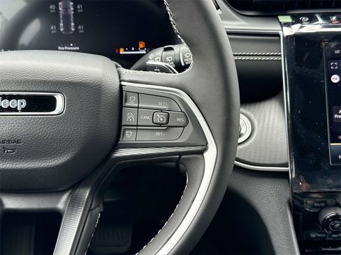 New 2025 Jeep Grand Cherokee Altitude image 13