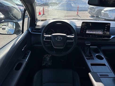 Used 2022 Toyota Sienna XSE image 11