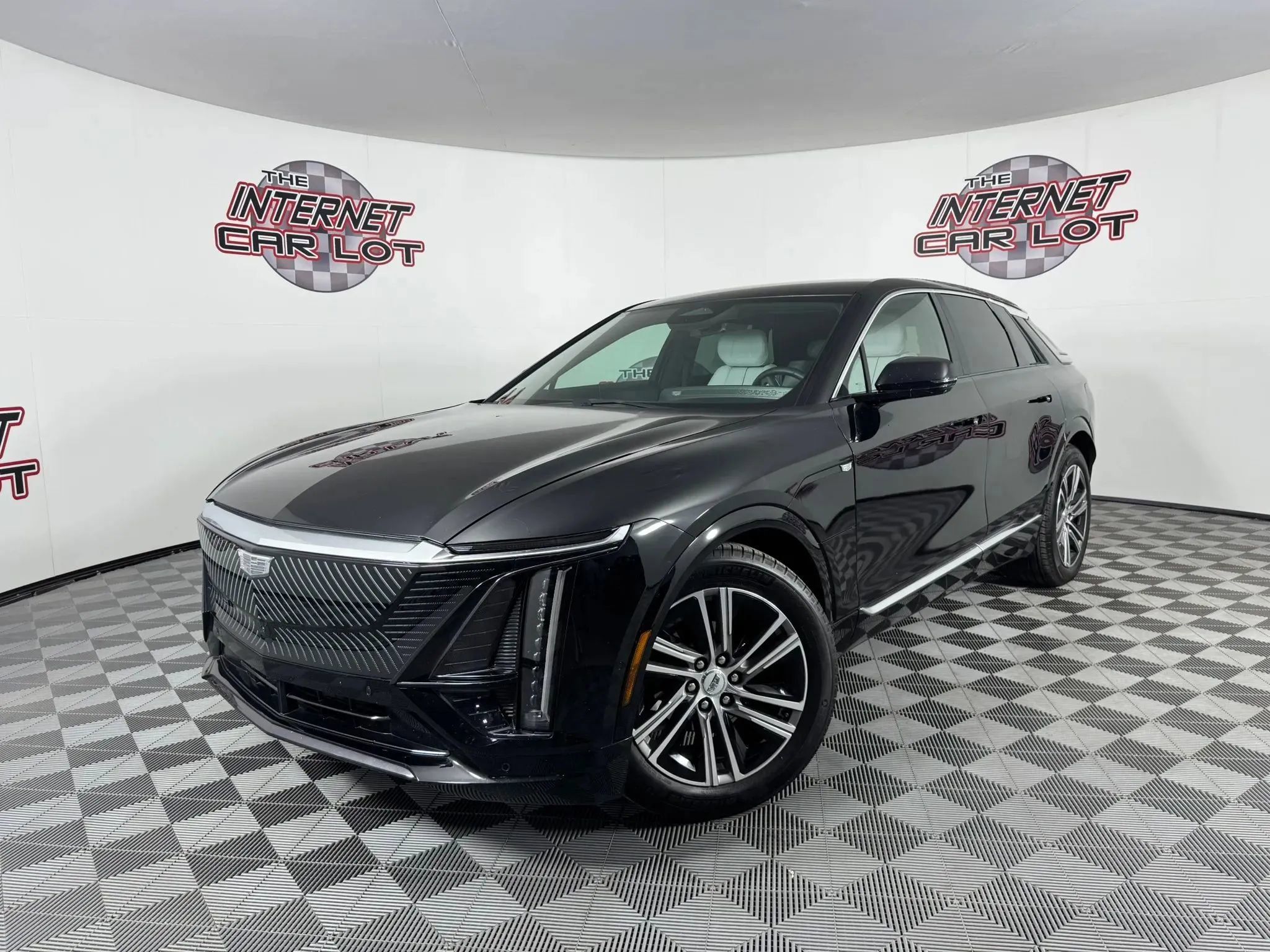 Used 2024 Cadillac Lyriq Luxury w/ LPO, Floor Liner Package AWD/4WD image 1