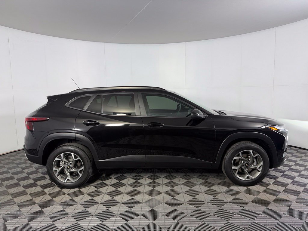 Used 2025 Chevrolet Trax LT FWD image 7