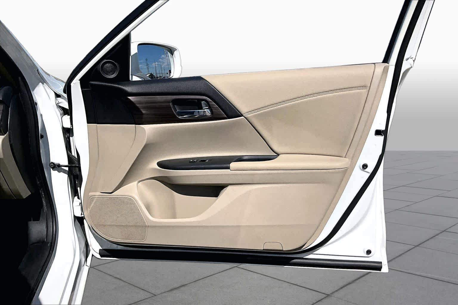 Used 2017 Honda Accord EX image 23