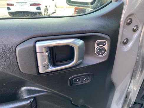 Used 2021 Jeep Gladiator Sport image 13