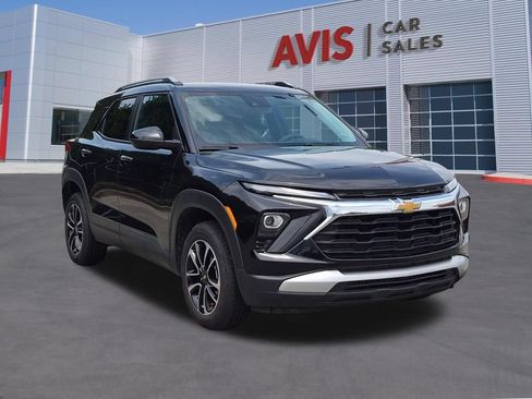 Used 2025 Chevrolet TrailBlazer LT AWD/4WD image 3