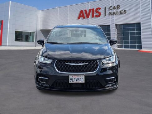 Used 2025 Chrysler Pacifica Select image 2