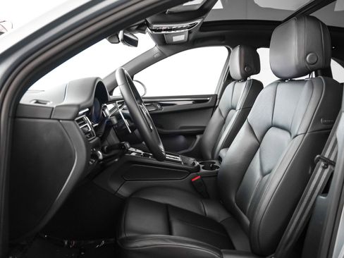 Certified 2025 Porsche Macan image 5