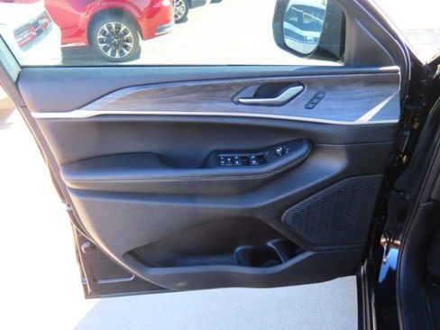 Used 2023 Jeep Grand Cherokee Limited w/ Luxury Tech Group II image 23