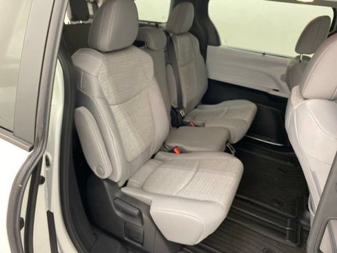 Used 2026 Toyota Sienna LE FWD image 31