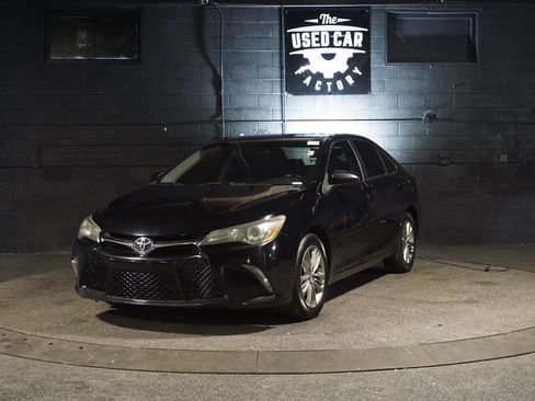 Used 2015 Toyota Camry SE FWD image 1