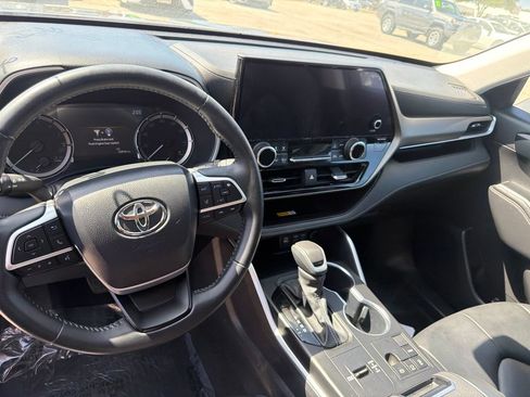 Used 2023 Toyota Highlander XLE FWD image 11