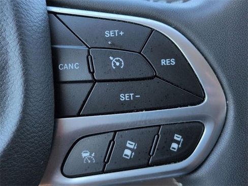 Used 2023 Chrysler Pacifica Touring-L image 20