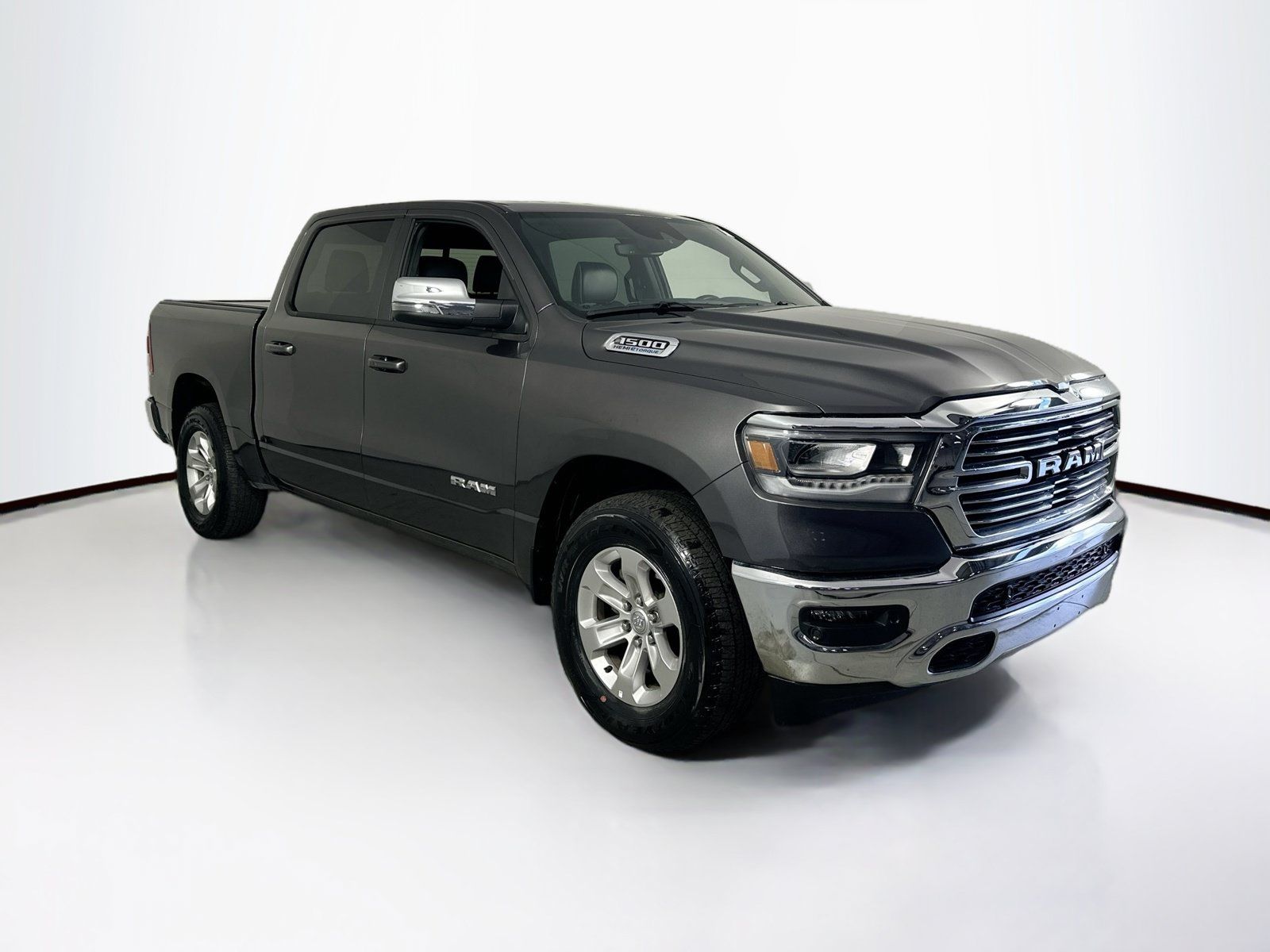 Used 2023 RAM 1500 Laramie AWD/4WD image 3