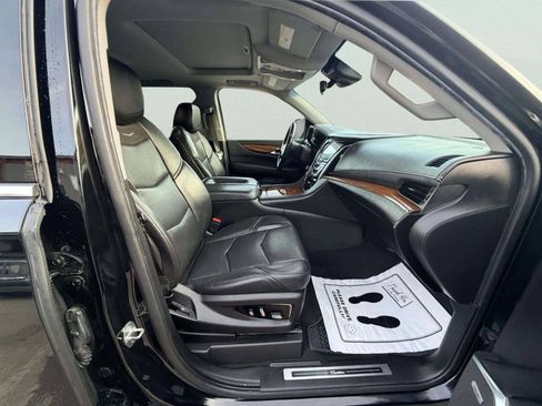 Used 2019 Cadillac Escalade ESV Luxury AWD/4WD image 31