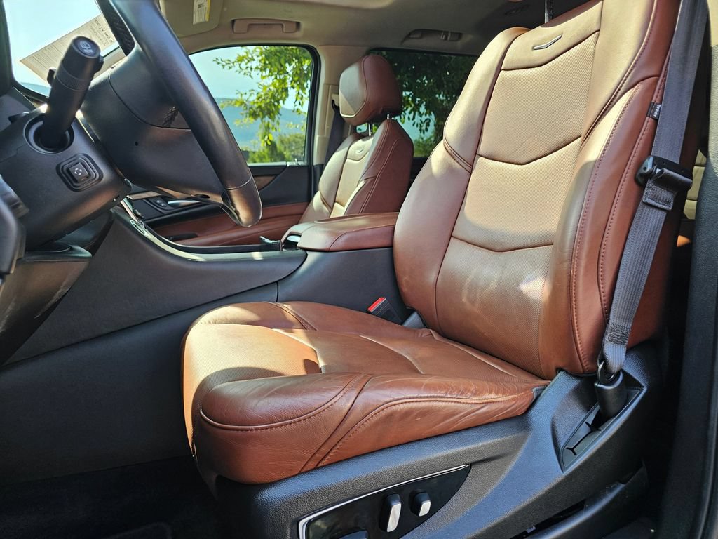 Used 2020 Cadillac Escalade Premium Luxury w/ Escalade Sport Edition AWD/4WD image 25