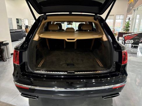 Used 2017 Bentley Bentayga image 13