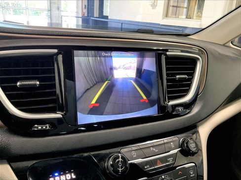 Used 2018 Chrysler Pacifica Touring-L FWD image 20