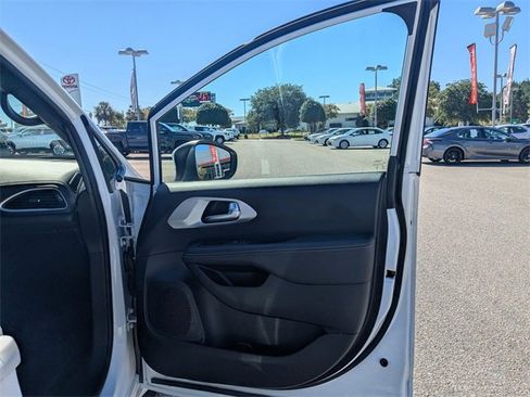 Used 2023 Chrysler Pacifica Touring-L w/ S Appearance Package image 29