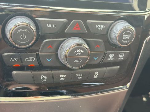 Used 2020 Jeep Grand Cherokee Overland AWD/4WD image 18
