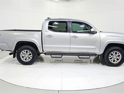 Used 2017 Toyota Tacoma SR5 w/ Tow Package RWD image 9