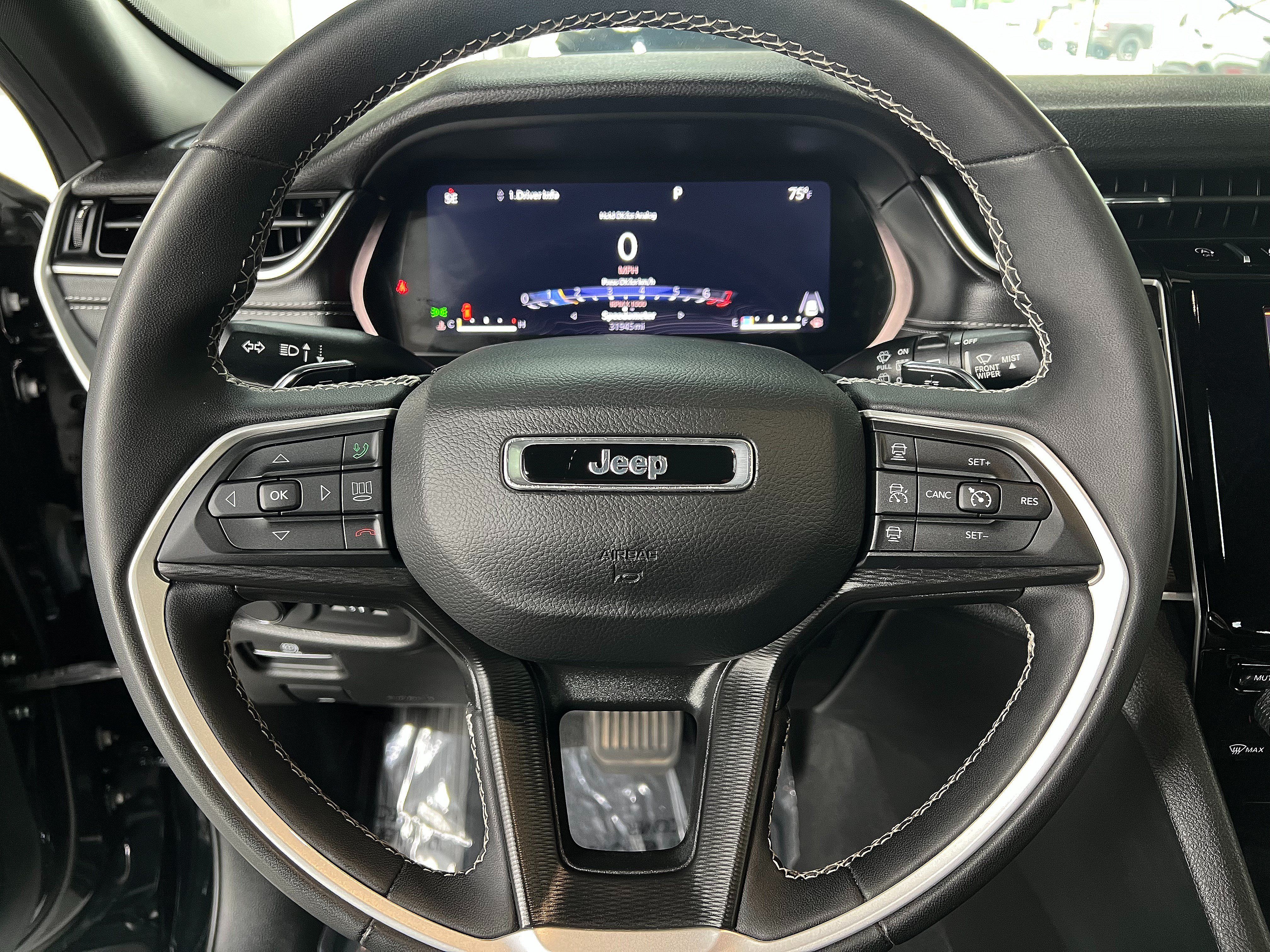 Used 2023 Jeep Grand Cherokee Altitude AWD/4WD image 12